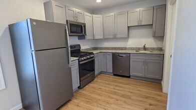 8 Lawton Pl, Unit 7 in Waltham, MA - Building Photo - Building Photo