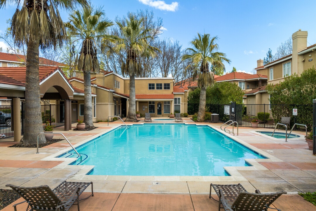 The Promenade Apartments in Pleasanton, CA - Foto de edificio