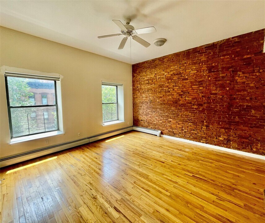 25 E 126th St in New York, NY - Building Photo