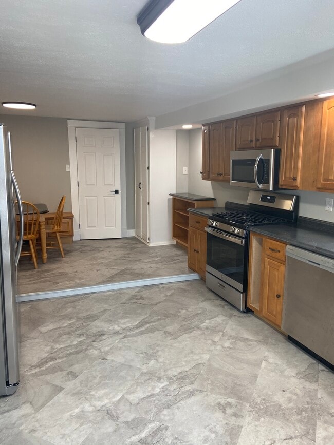 8 National Rd, Unit 2nd Fl in Wheeling, WV - Foto de edificio - Building Photo