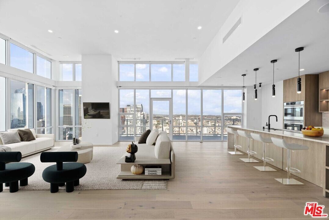 230 W Olympic Blvd in Los Angeles, CA - Foto de edificio