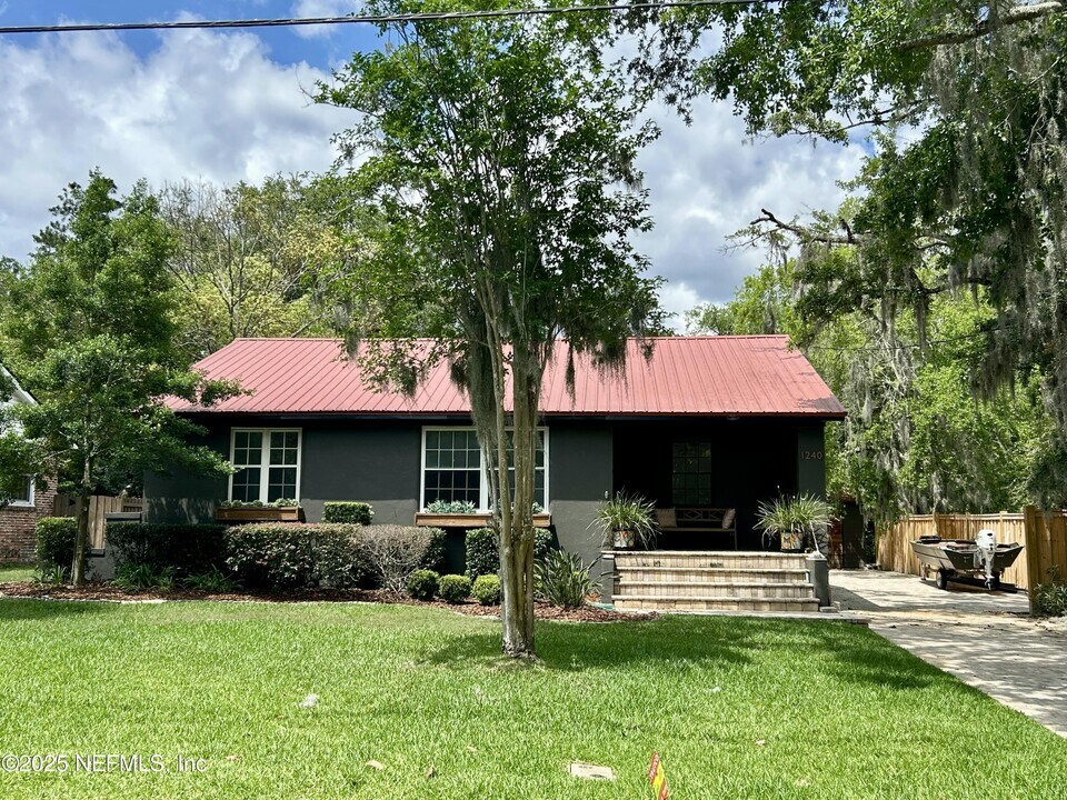 1240 Holmesdale Rd in Jacksonville, FL - Building Photo