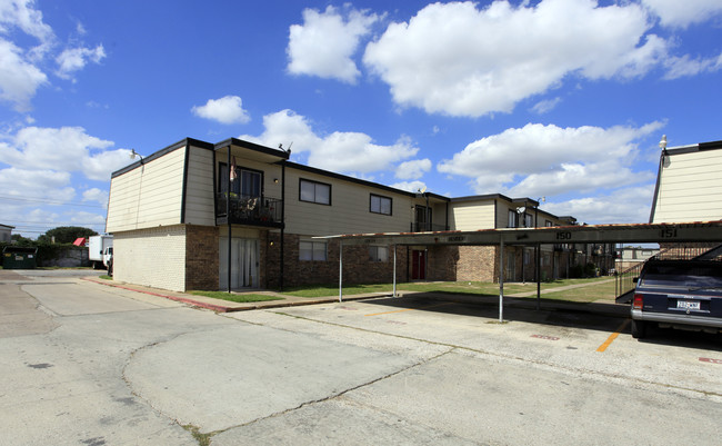 Courtyard Apartments in Pasadena, TX - Building Photo - Building Photo