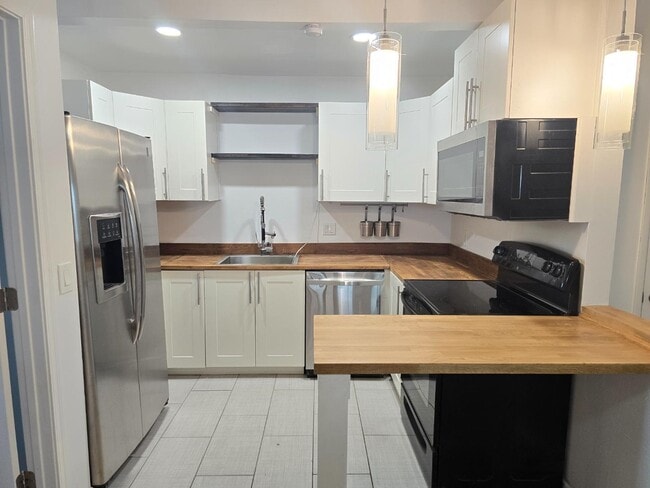 property at 1916 W Cambridge Ave