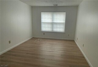 805 Sunshine Ct in Sayreville, NJ - Building Photo - Building Photo