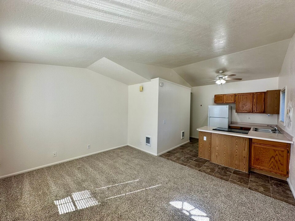 5998 A St in Springfield, OR - Building Photo