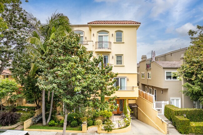 1540 S Bentley Ave in Los Angeles, CA - Foto de edificio - Building Photo