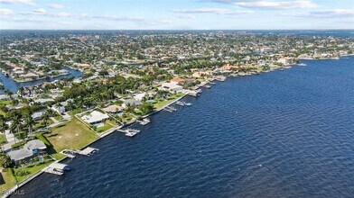 252 Bayshore Dr in Cape Coral, FL - Foto de edificio - Building Photo