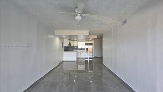 9375 Fontainebleau Blvd in Miami, FL - Building Photo