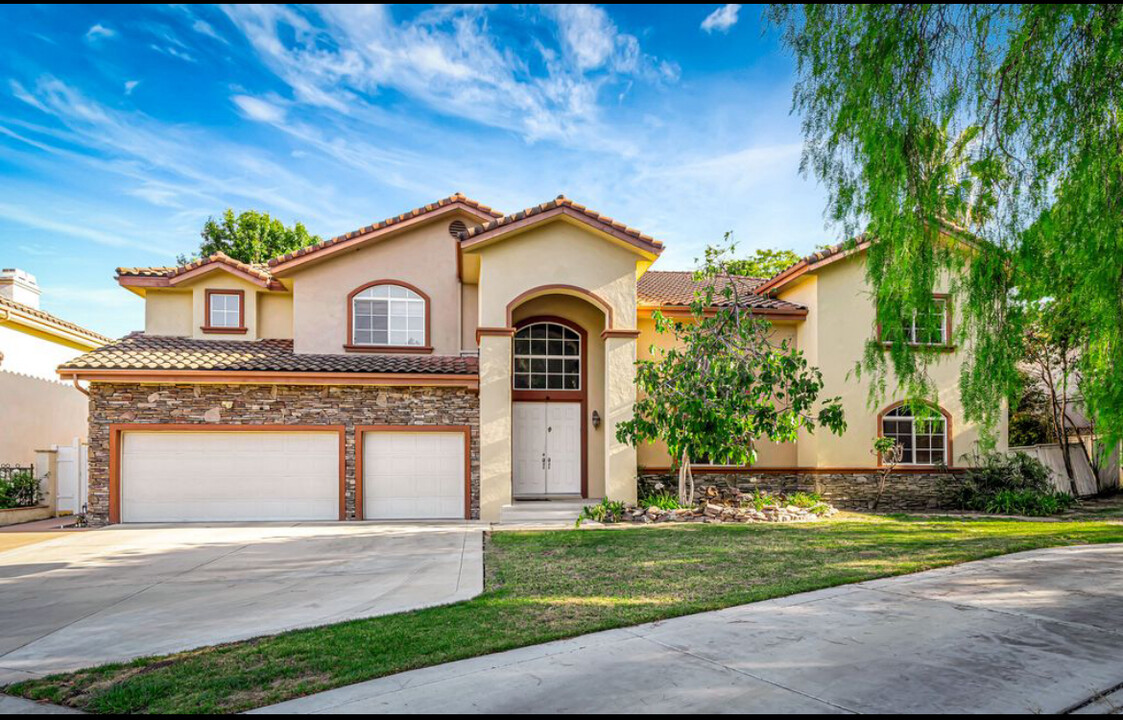 23556 Lull St in Canoga Park, CA - Building Photo