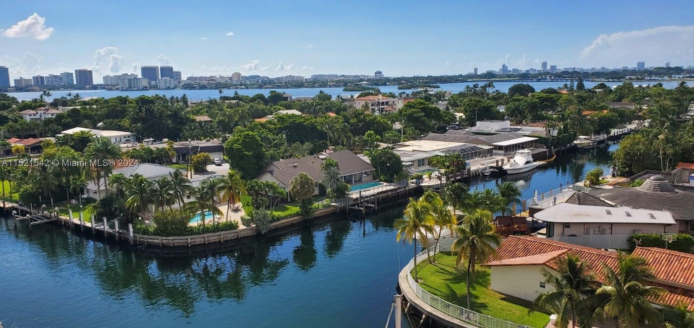 2450 NE 135th St, Unit 805 in North Miami, FL - Foto de edificio