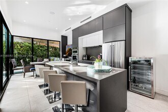 640 Fernwood Rd in Key Biscayne, FL - Building Photo - Building Photo