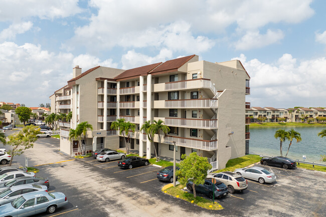 Indian Lake Village 2 in Miami, FL - Building Photo - Building Photo