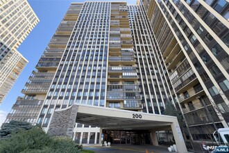 200 Winston Dr in Cliffside Park, NJ - Building Photo - Building Photo