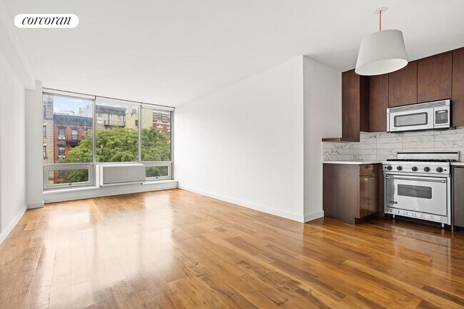 310 E Houston St in New York, NY - Building Photo - Building Photo