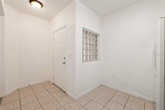 6434 Cypressdale Dr, Unit 102 in Riverview, FL - Foto de edificio - Building Photo