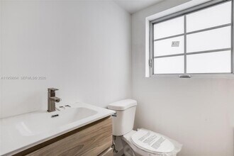 572 NE 67th St in Miami, FL - Building Photo - Building Photo