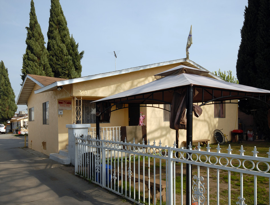 3637 Walnut St in Huntington Park, CA - Building Photo