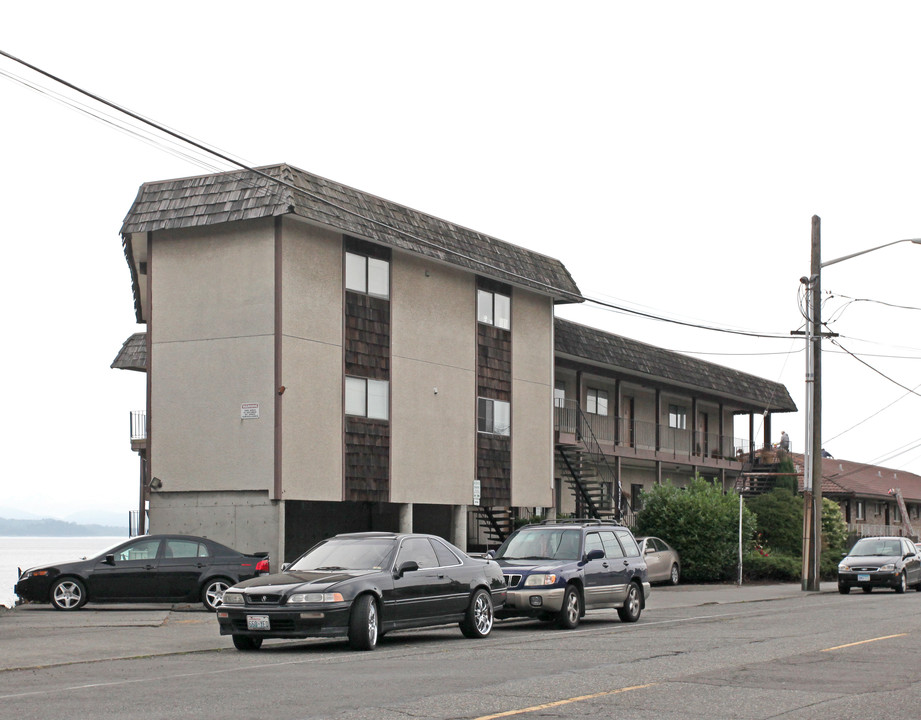 Beachcomber Apartments in Seattle, WA - Building Photo