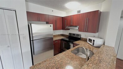 771 N Pine Island Rd in Plantation, FL - Building Photo - Building Photo