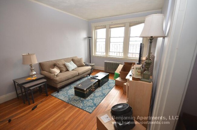 1750 Commonwealth Ave, Unit 33 in Boston, MA - Foto de edificio - Building Photo