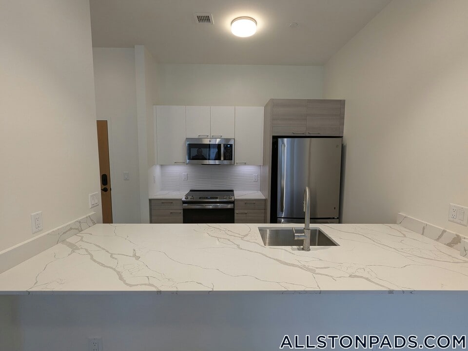 1079 Commonwealth Ave in Boston, MA - Building Photo