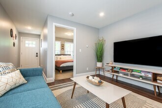 1530 N Cass St, Unit R in Milwaukee, WI - Building Photo - Building Photo