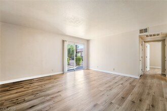 5062 River Glen Dr in Las Vegas, NV - Building Photo - Building Photo