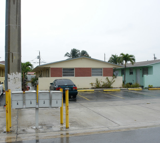 139-147 E 33rd St in Hialeah, FL - Building Photo - Building Photo