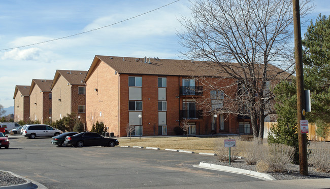 Pinecrest Apartments in Commerce City, CO - Building Photo - Building Photo