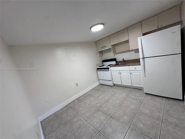 16150 NE 19th Ct in North Miami Beach, FL - Building Photo - Building Photo