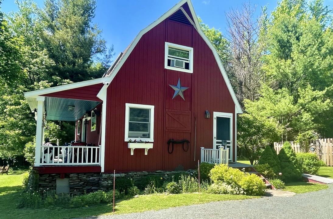 64 Van Ettan Rd in Prattsville, NY - Foto de edificio