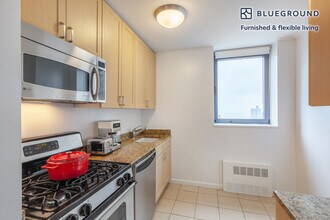 235 W 48th St in New York, NY - Building Photo - Building Photo