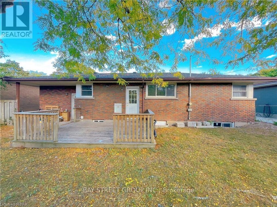 12 Wakil Dr in St Catharines, ON - Building Photo