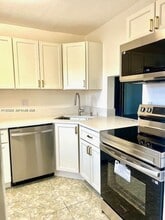 6070 NW 64th Ave in Fort Lauderdale, FL - Building Photo - Building Photo