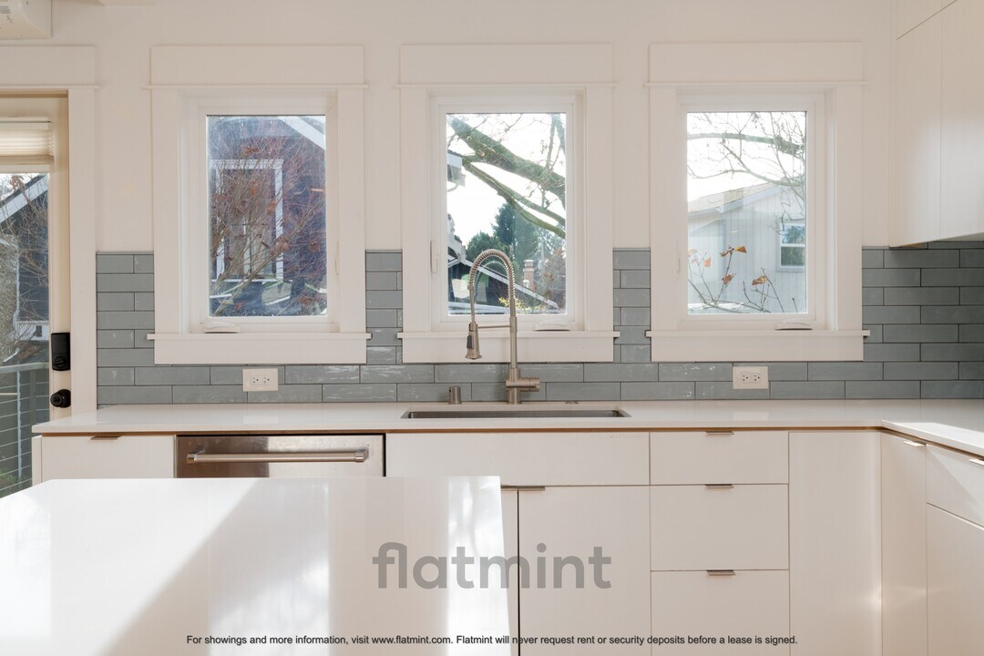 2315 N 56th St in Seattle, WA - Building Photo