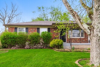 3402 Pineland Dr in Louisville, KY - Building Photo - Building Photo