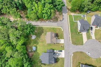 296 Birch Ave in Spring Lake, NC - Foto de edificio - Building Photo