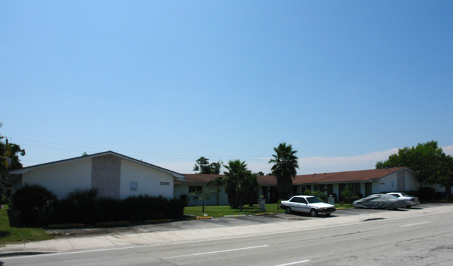 7330-7400 Pembroke Rd in Miramar, FL - Foto de edificio - Building Photo