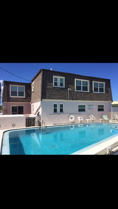 390 W Cocoa Beach Causeway in Cocoa Beach, FL - Building Photo