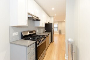 520 W Cornelia Ave in Chicago, IL - Building Photo