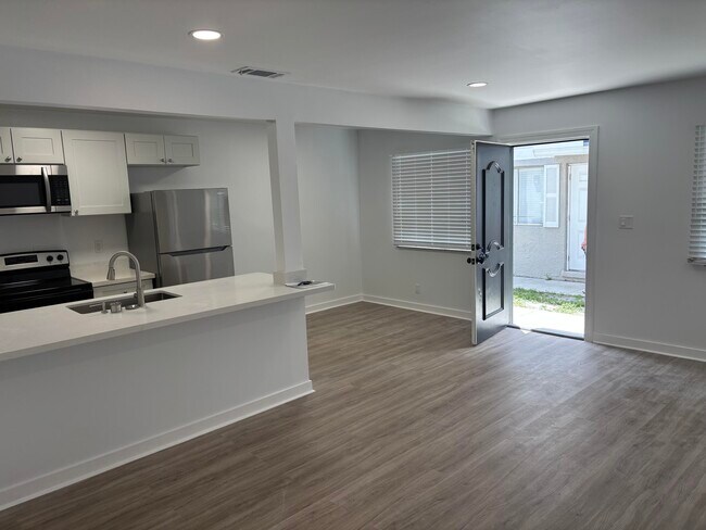 904 E Tiffany Dr in West Palm Beach, FL - Building Photo - Building Photo