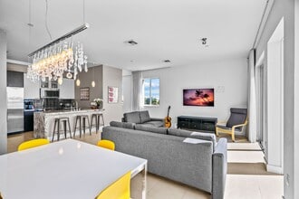 111 SE 2nd St in Delray Beach, FL - Foto de edificio - Building Photo