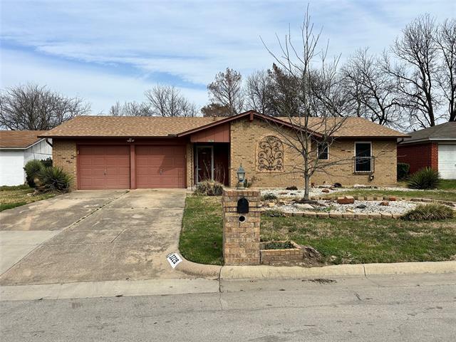 3229 Oak Timber Dr in Forest Hill, TX - Building Photo