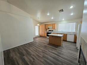 9055 Mountain Lakes Ave in Las Vegas, NV - Building Photo - Building Photo