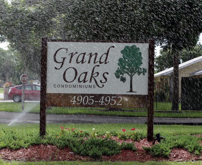 Grand Oaks Condominiums in Bradenton, FL - Building Photo - Building Photo