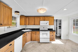 945 Glastonbury Turnpike in Portland, CT - Building Photo - Building Photo