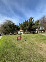 1402 W Elowin Ave in Visalia, CA - Building Photo