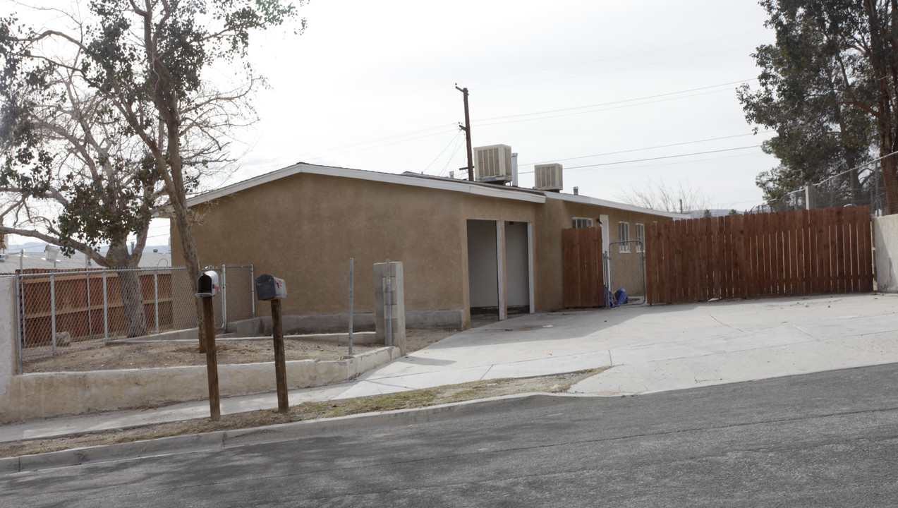 928-930 Navajo St in Barstow, CA - Foto de edificio