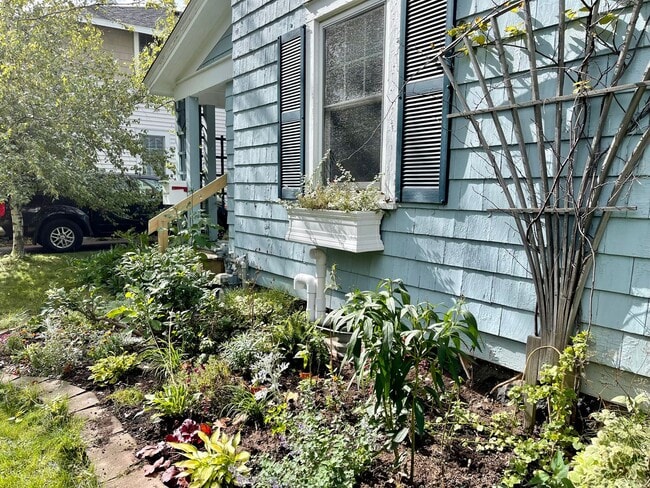 1821 Wallace Ave in Duluth, MN - Building Photo - Building Photo